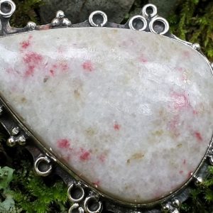 Pendentif en cinabre, look vintage, pierre naturelle de force et de courage