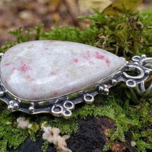 Pendentif en cinabre, look vintage, pierre naturelle de force et de courage
