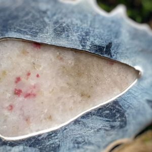 pendentif en cinabre vue arrière