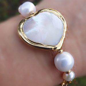 Bracelet en coeur de nacre, perles de culture véritable sur chaine dorée