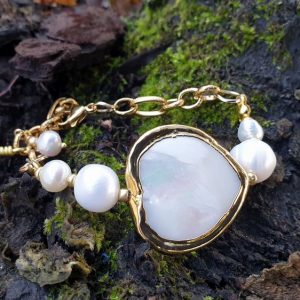 Bracelet en coeur de nacre, perles de culture véritable sur chaine dorée