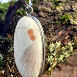 Pendentif en pierre naturelle de scolécite, une pierre angélique