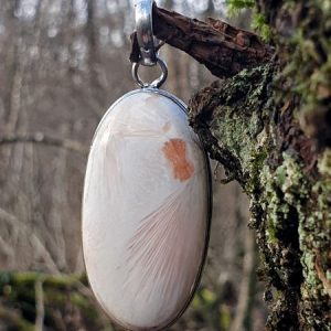 Pendentif en pierre naturelle de scolécite, une pierre angélique