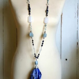 long sautoir en sodalite et aigue-marine, cristal de roche, pierres naturelles