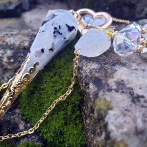 Cpllier pendule en pierre de lune, avec perles de verre autrichien dorée et métallisée