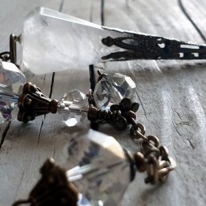 Pendule elfique en cristal de roche parsemé de perles en verre autrichien