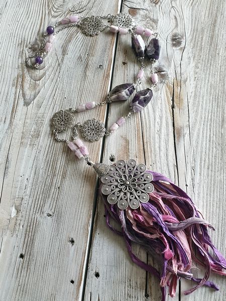 collier en kunzite et en améthyste chevronnée, pierres naturelles pour un sautoir bohème chic