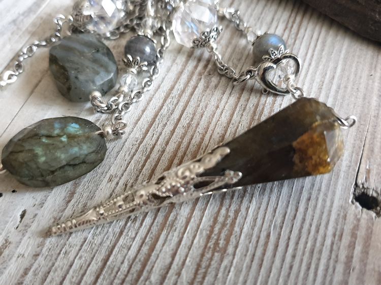 collier pendule en labradorite, inspiration elfique avec perles de verre autrichien