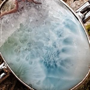 gros plan sur larimar boulder, prise dans sa roche mère