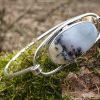 Merlinite ou opale à dendrites, montée en bracelet rigide