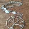Arbre de vie en wire wrap avec croissant de lune et étoiles, monté sur chaine avec pierre de lune