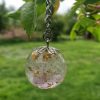 Améthyste parme lavande dans collier boule en résine époxy