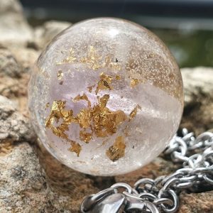 Collier boule en résine époxy, inclusion d'une améthyste brute parme avec feuille d'or 24 carats