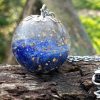 collier boule en lapis lazuli, résine époxy ultra claire