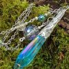 Collier pendule avec une pointe de quartz coulée dans une résine epodex