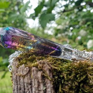 pointe de quartz titane dans une résine époxy pour en faire un pendule