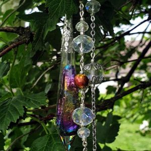 collier pendule en quartz titane, pointe noyée dans une résine époxy