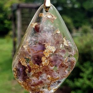 Cacoxenite ou super seven incrustée en résine époxy pour pendentif avec feuille d'or