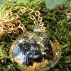 Médaillon en obsidienne dorée moulées en résine avec feuille d'or