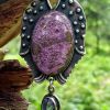 Purpurite ovale montée en pendentif