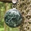séraphinite ronde montée en pendentif, pierre naturelle angélique de russie