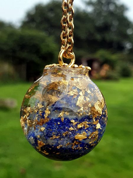 pendentif sphère en lapis lazuli et feuille d'or