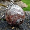 collier sphère avec des chips de véritable cacoxénite, ou encore appelée super seven, moulées dans résine époxy pour pendentif avec de l'argent