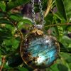 médaillon collier labradorite bleue avec feuille d'or dans résine époxy