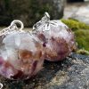 cacoxenite ou cacochynite dans résine époxy, pendentif boule