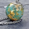 pierre roulée quantum quattro dans bulle de résine avec feuilles d'or