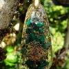 chips malachite naturelle dans résine époxy avec arbre de vie et laiton