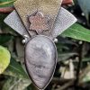 Obsidienne argentée montée sur pendentif avec étoile, métal martelé