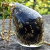 larme d'apache obsidienne fumée moulée en pendentif avec laiton et résine