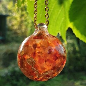 Pendentif collier cornaline avec feuille d'or dans résine époxy
