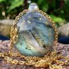 Pendentif labradorite spectrolite avec feuille d'or, coulé en résine pour médaillon