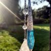 Pointe de quartz aqua aura noyée dans résine pour pendule elfique