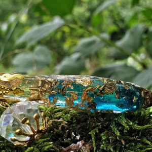 Pointe de quartz aqua aura dans résine avec feuille d'or pour pendule elfique