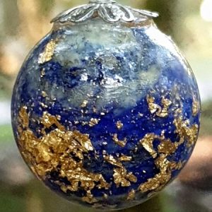 Collier bulle de lapis lazuli naturel, moulé en résine époxy avec des feuilles d'or