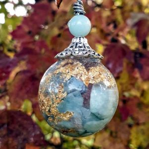 Pendentif bulle d'amazonite, feuilles d'or, esprit sorcière