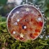 Pendentif cornaline naturelle sur poussière dorée et étoiles