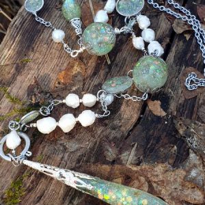 Collier pendule elfique avec des sphères de 20 mm holographiques et de la nacre