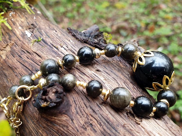 obsidienne noire et dorée en bracelet