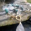 Perles de quantum quattro et cristal de roche en collier sur cascade