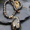 Opale noire noble en collier, pendentif résine fait main