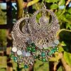 boucle d'oreilles pendantes bohème, avec des perles vertes et des sequins