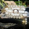 bracelet à enrouler multi tour, blanc et ivoire fait de perles de coquillage et de nacre, plaqué or.