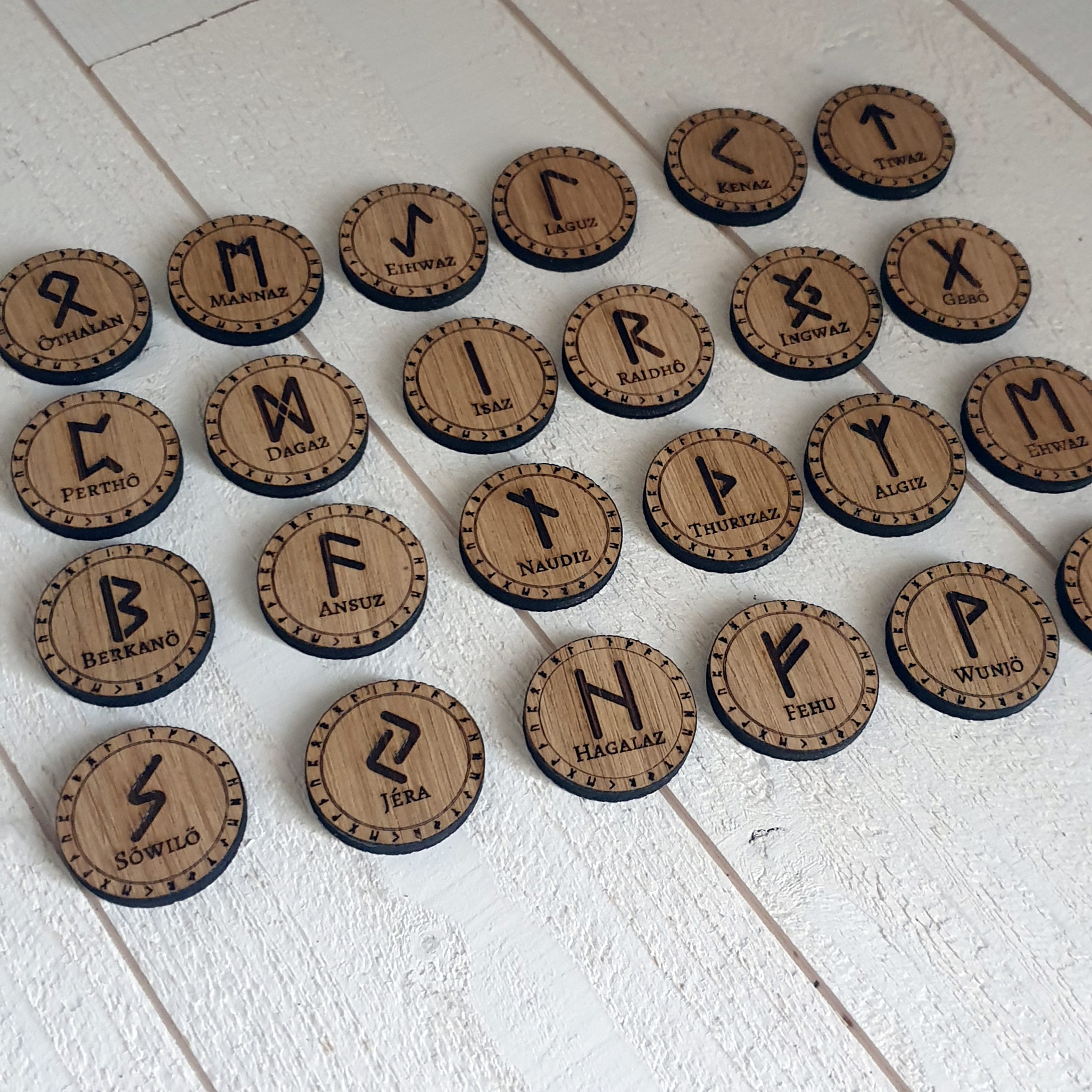 Jeu De Dés De Divination Runes Futhark Ancien - 2 Pièces En Bois - Pour Voyage, Méditation, Collection
